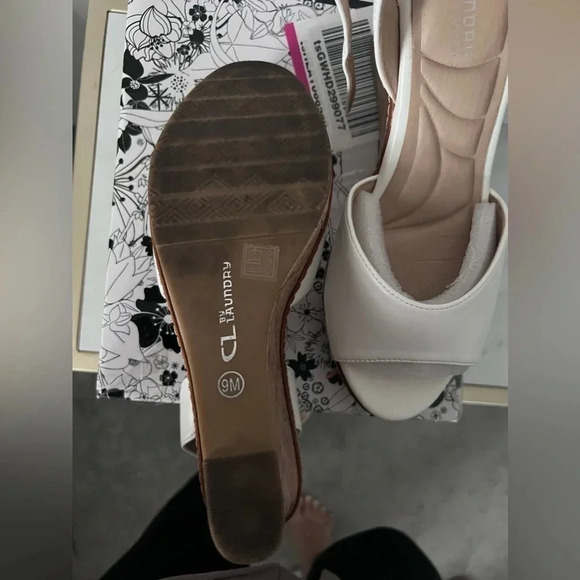 Chinese Laundry |  Beaming Smooth Wedge Sandal in White | Size 9 - Picture 2 of 4